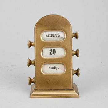 BORDSALMANACKA, mässing, Ryssland, 1900-talets början.