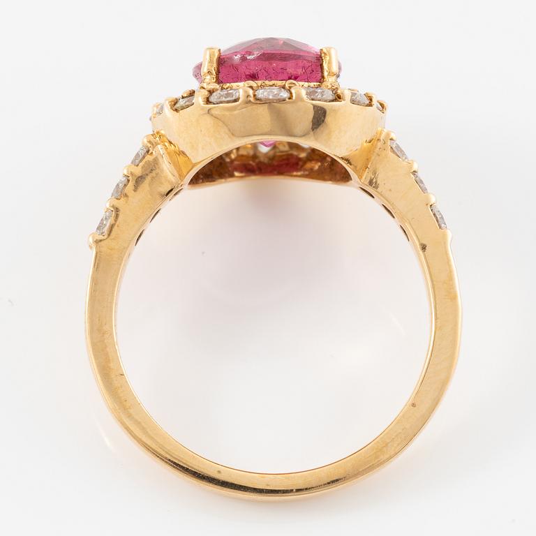 Ring, carved, 18K rose gold with pink tourmaline and brilliant-cut diamonds.