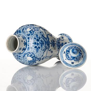A blue and white vase, Qing dynasty, Kangxi (1662-1722).