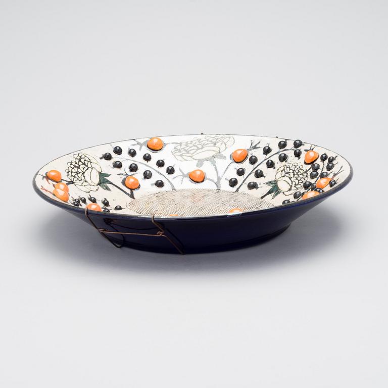 BIRGER KAIPIAINEN, A CERAMIC DISH. Signed Kaipiainen, Arabia. Early 1970s.