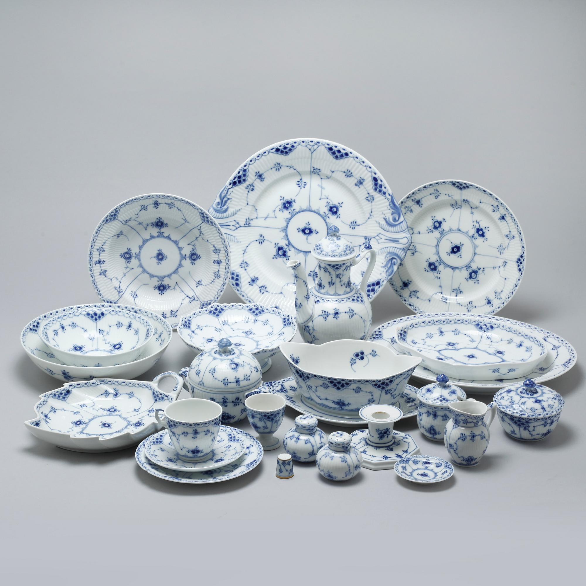 A porcelain tableware set of 92 pcs, "Musselmalet" by Royal Copenhagen, Denmark, second half of the 20th century.