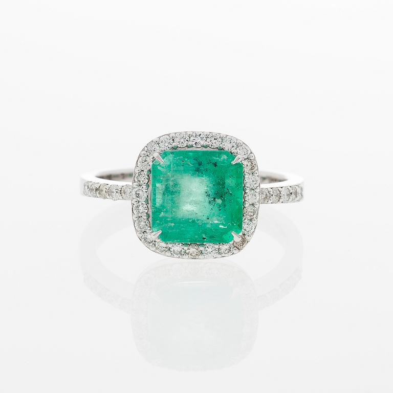 A RING, facetted emerald, brilliant cut diamonds, 14K white gold.