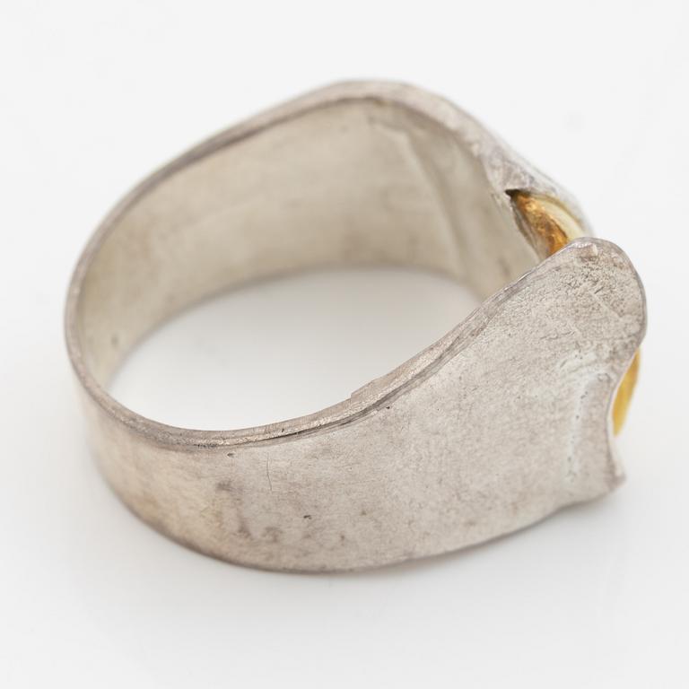 Ring silver och förgyllt silver.