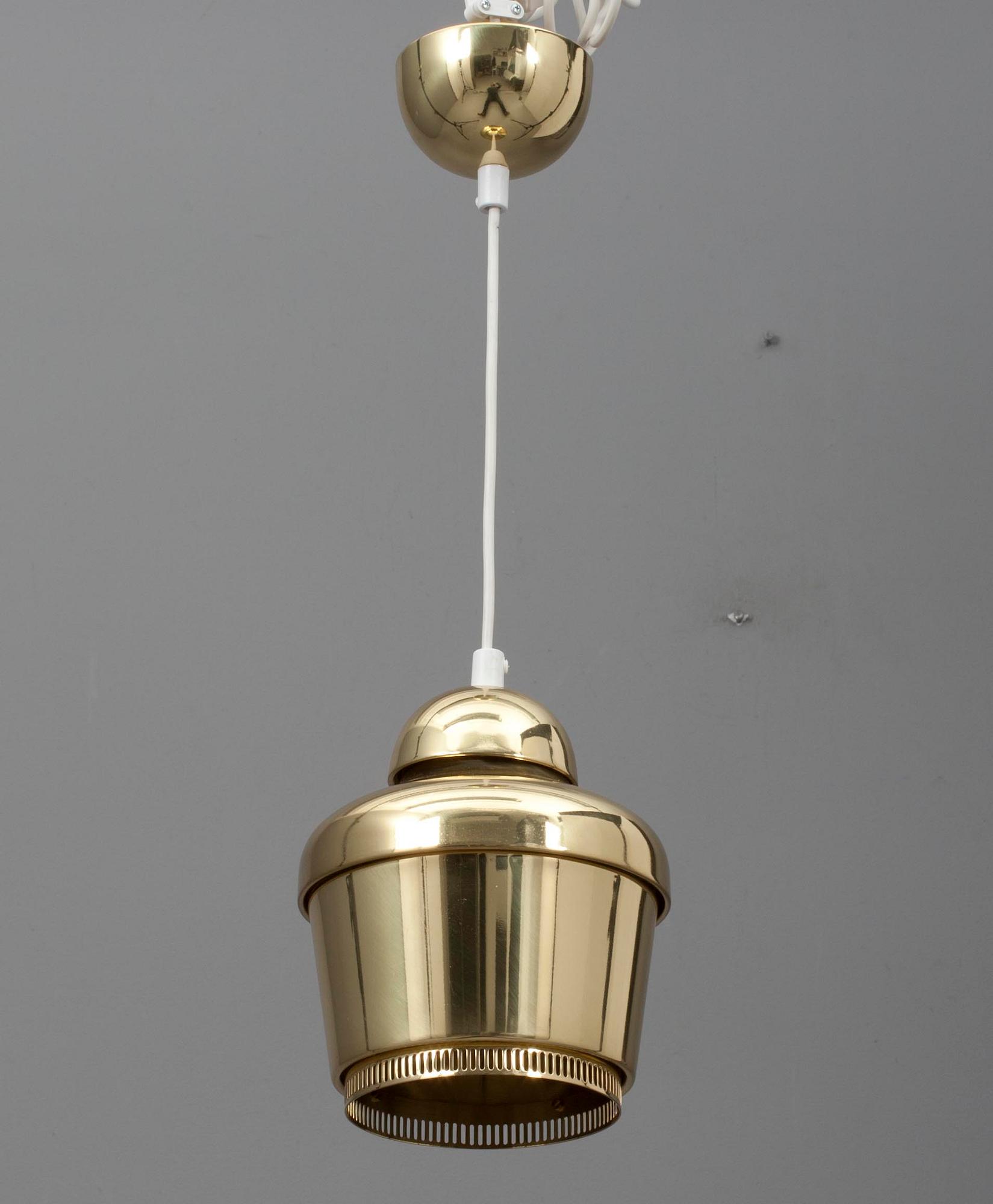TAKLAMPA, modell A330, Alvar Aalto, Artek. Höjd 53 cm.