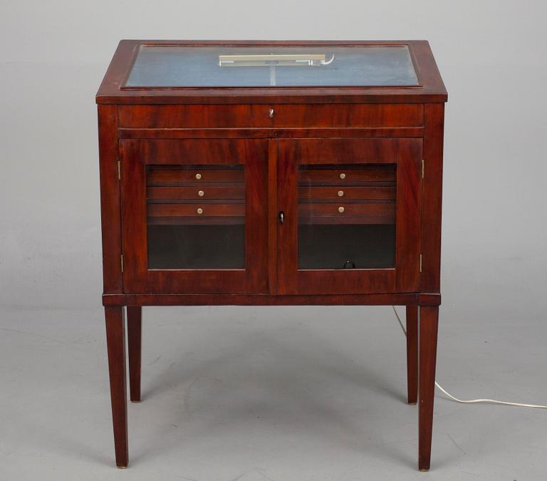 SAMLINGS- / SMYCKESVITRIN, mahogny, sengustaviansk stil, 1800-tal.