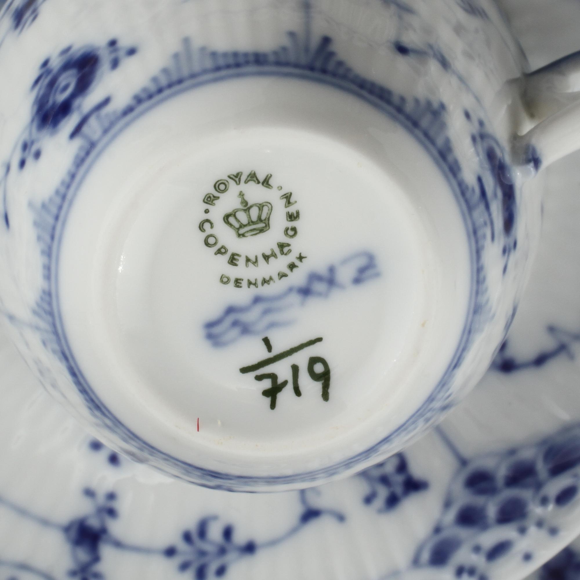 KAFFESERVIS, 33 delar,  porslin, "Musselmalet", Royal Copenhagen, 1900-talets andra hälft.