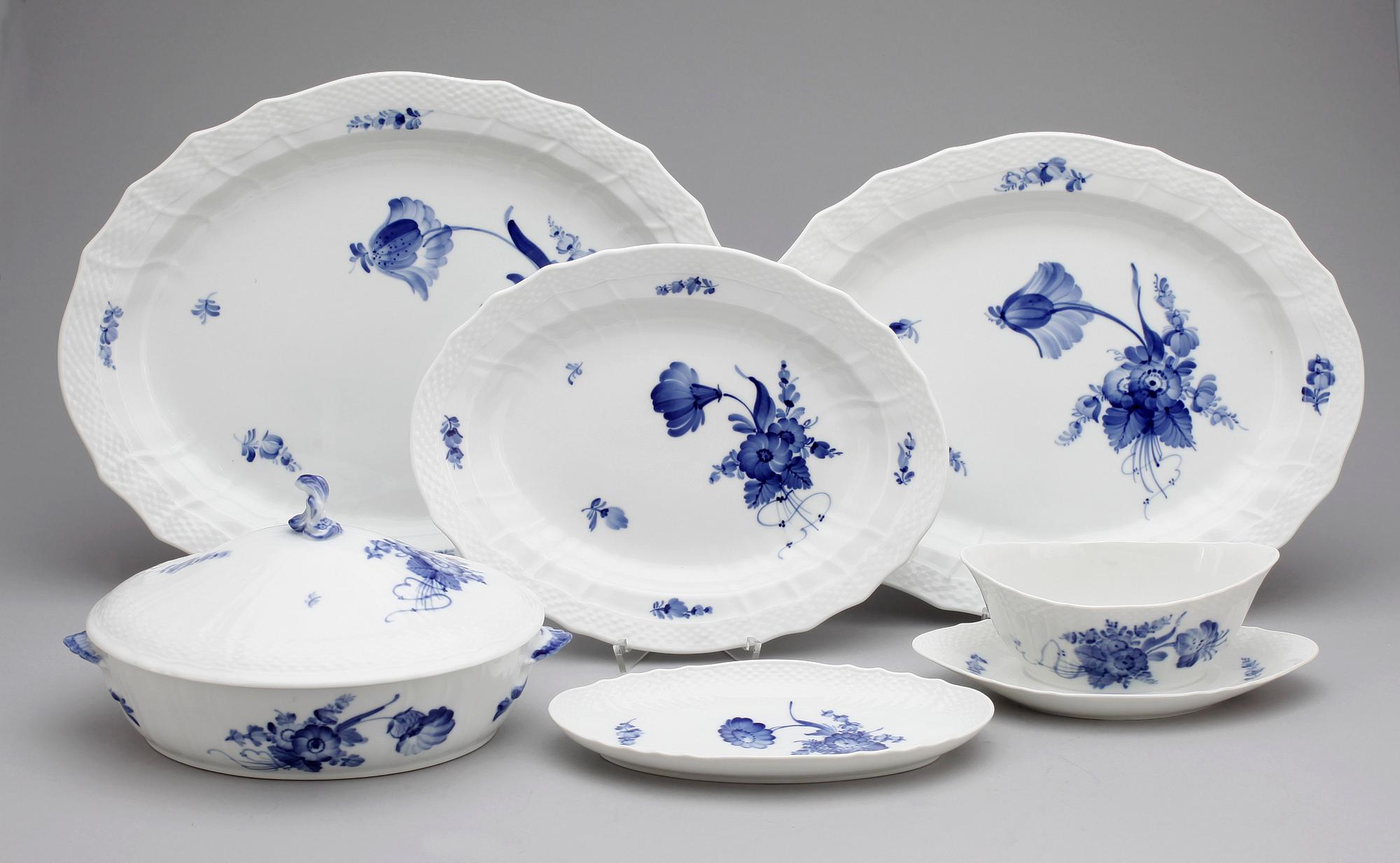 SERVIS, 125 delar, porslin, "Blå blomst", Royal Copenhagen, 1900-tal.