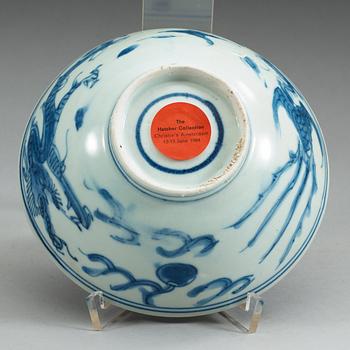 A blue and white Transitional bowl, 17th Century.