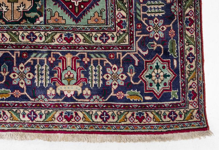 Carpet, Tabriz. Approx. 392 x 295 cm.