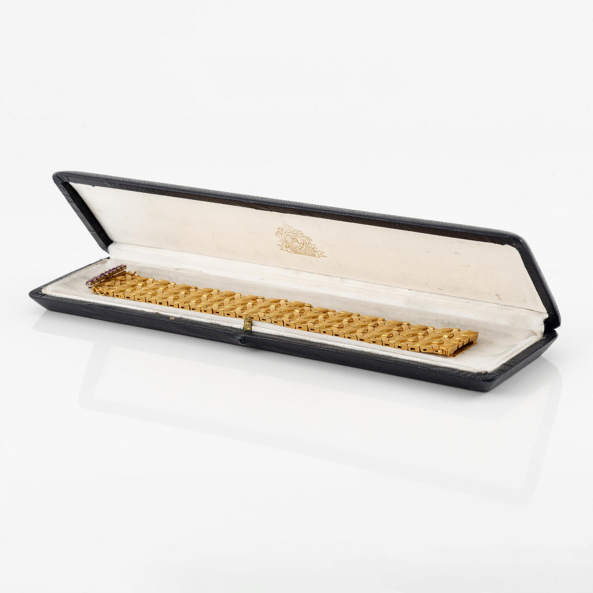 A bracelet in 18K gold with eight-cut diamonds and pink stones.