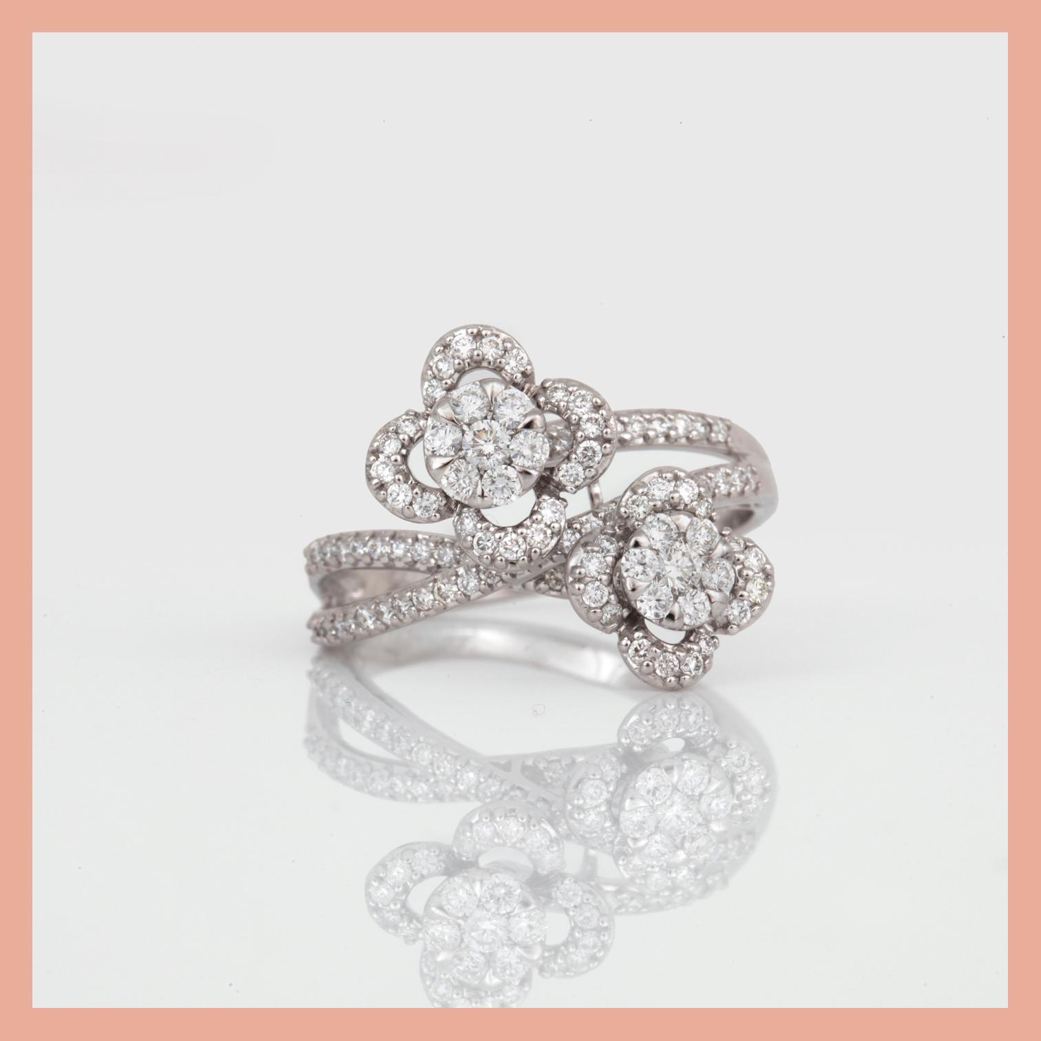 RING, 14K vitguld med olika slipade diamanter, tot ca 1,00 ct. Tota vikt ca 3,67 g.