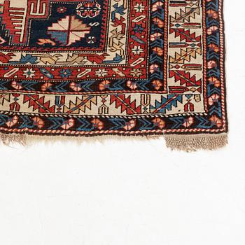 An antique Shirvan rug, ca 143 x 113 cm.