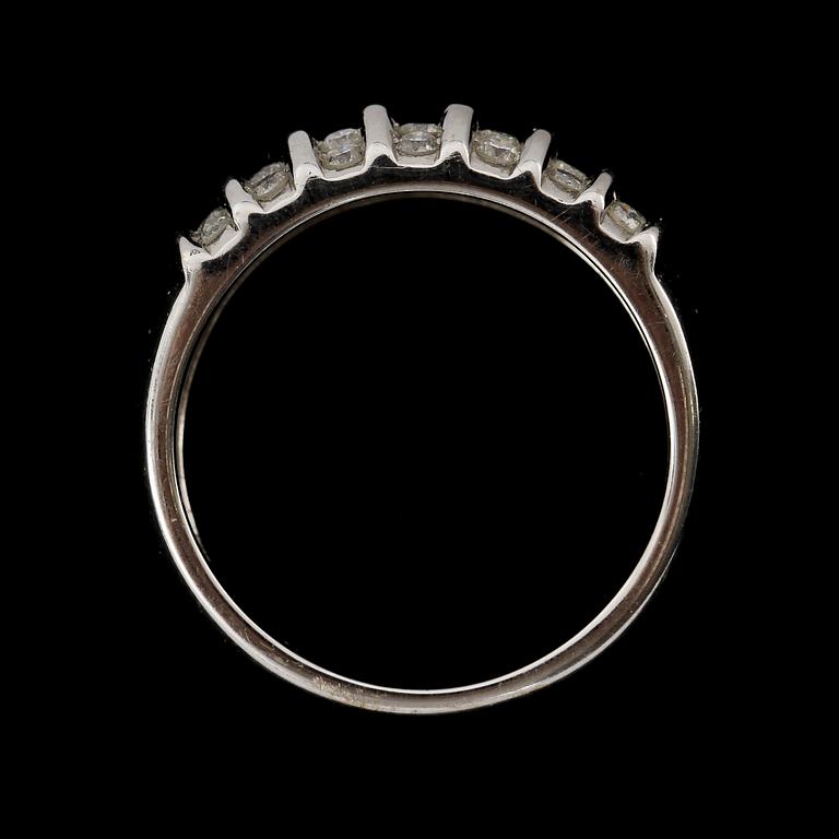 RING, 18k vitguld med 28 briljantslipade diamanter, 0.5 ct enl gravyr, Guldfynd, 1900-talets sista kvartal. Vikt 5 g.