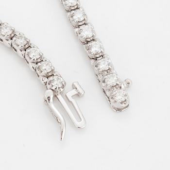 A TENNISBRACELET set with round brilliant-cut diamonds.