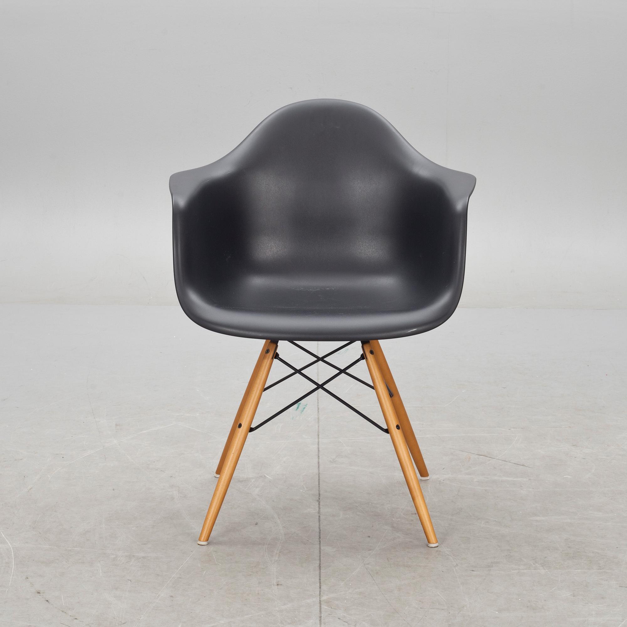 KARMSTOL, "Plastic armchair", Charles & Ray Eames, Vitra, 2000-tal.