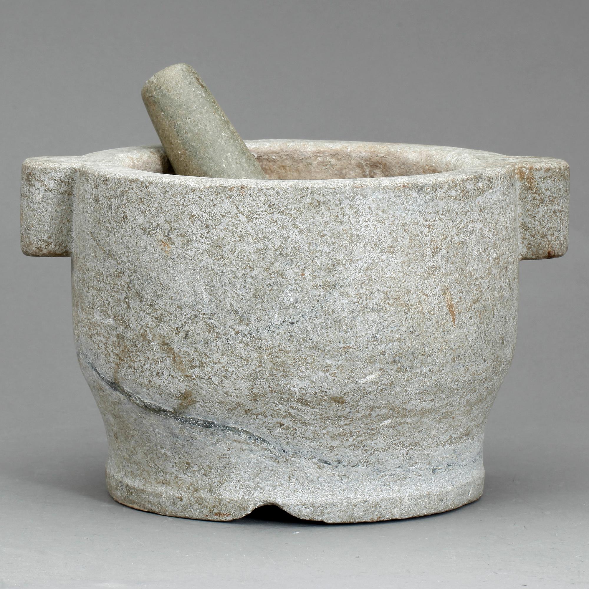 MORTEL, sten, 1900-talets första hälft.