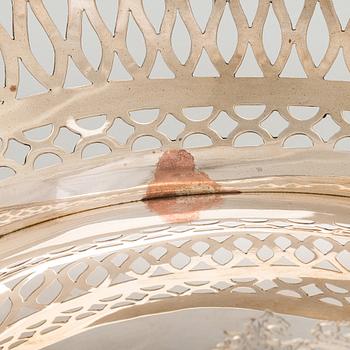 G. Wijland, Malja, kullattua hopeaa, Orania-Nassaun vaakunalla. Gouda, Hollanti 1989.