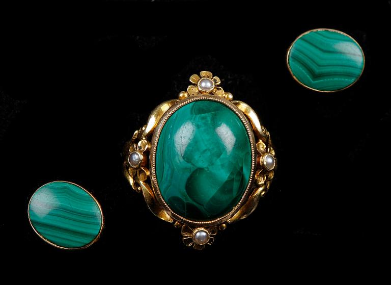RING samt ÖRHÄNGEN, ett par, 18 K guld med malakit och orientaliska pärlor.