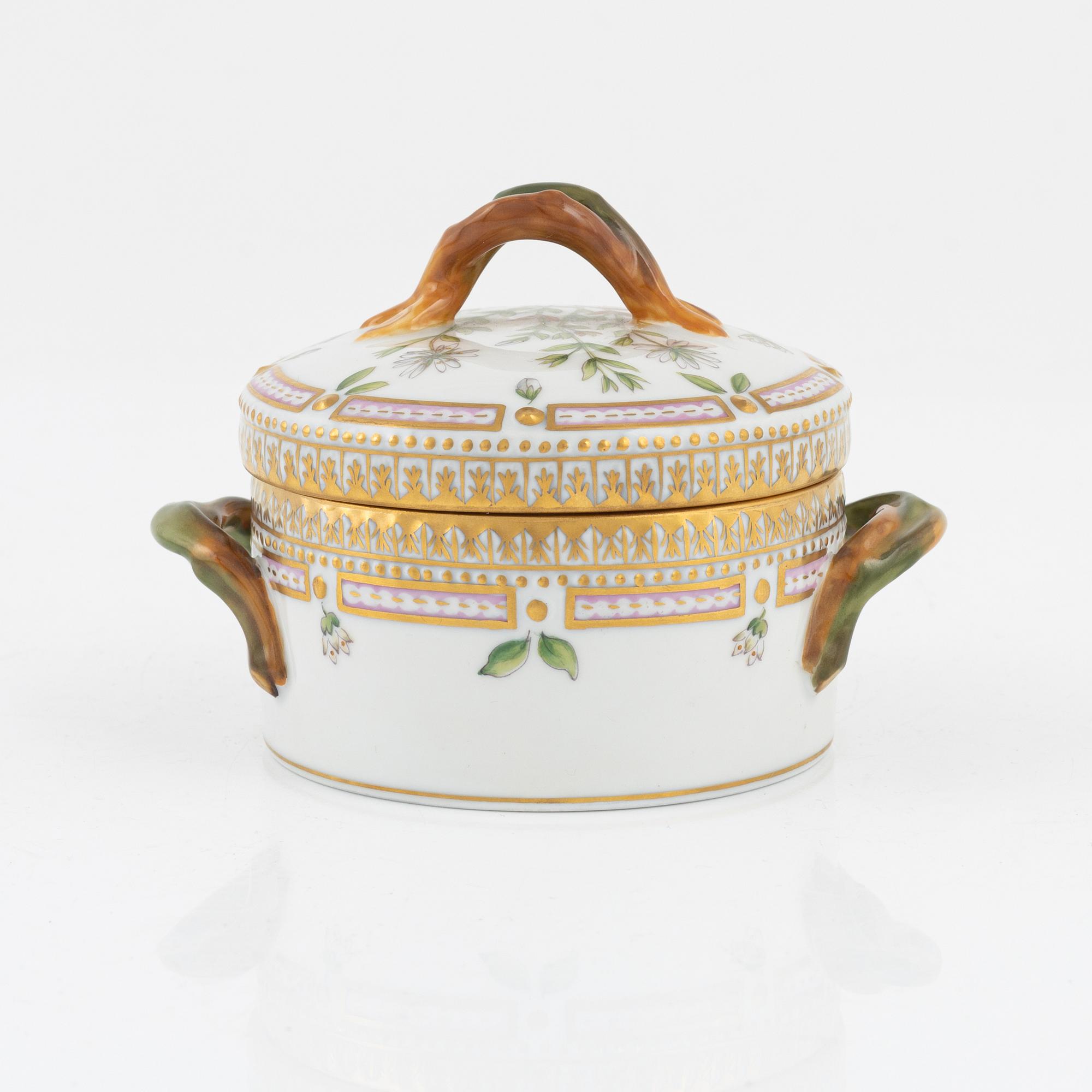 Lockask, porslin. Royal Copenhagen, "Flora Danica", Danmark, 1900-tal.