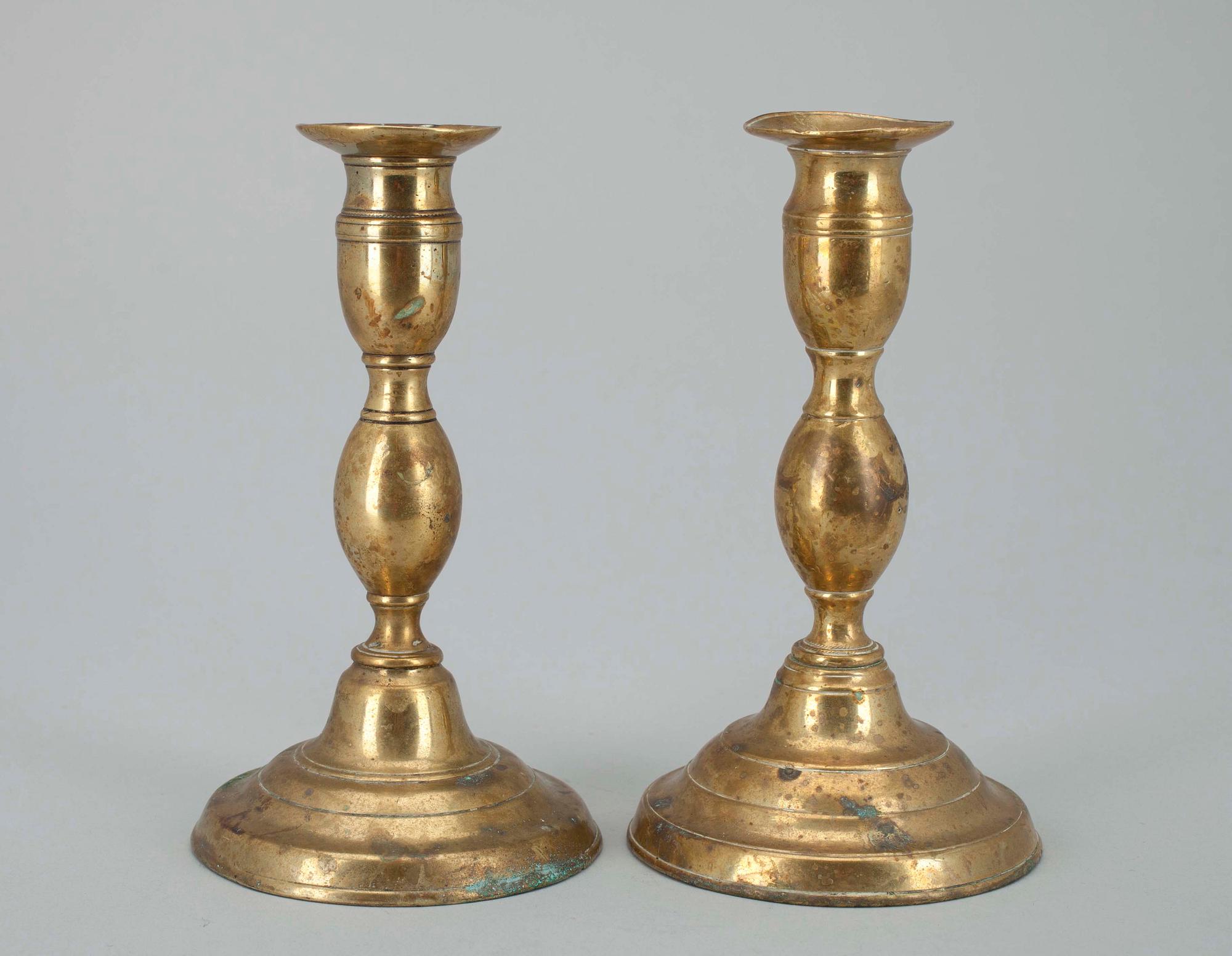 LJUSSTAKAR, 2 st, mässing, 1800-tal.