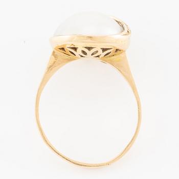 Ring in 18K gold with a cultured mabé pearl and octagon-cut diamonds.