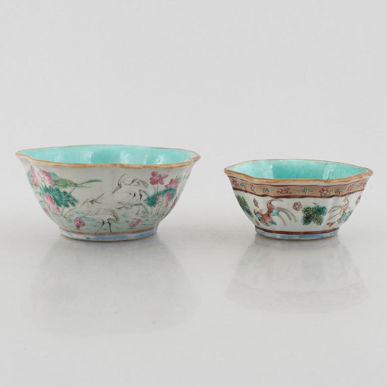 Five Chinese porcelain pieces, late Qing dynasty and 20th century.