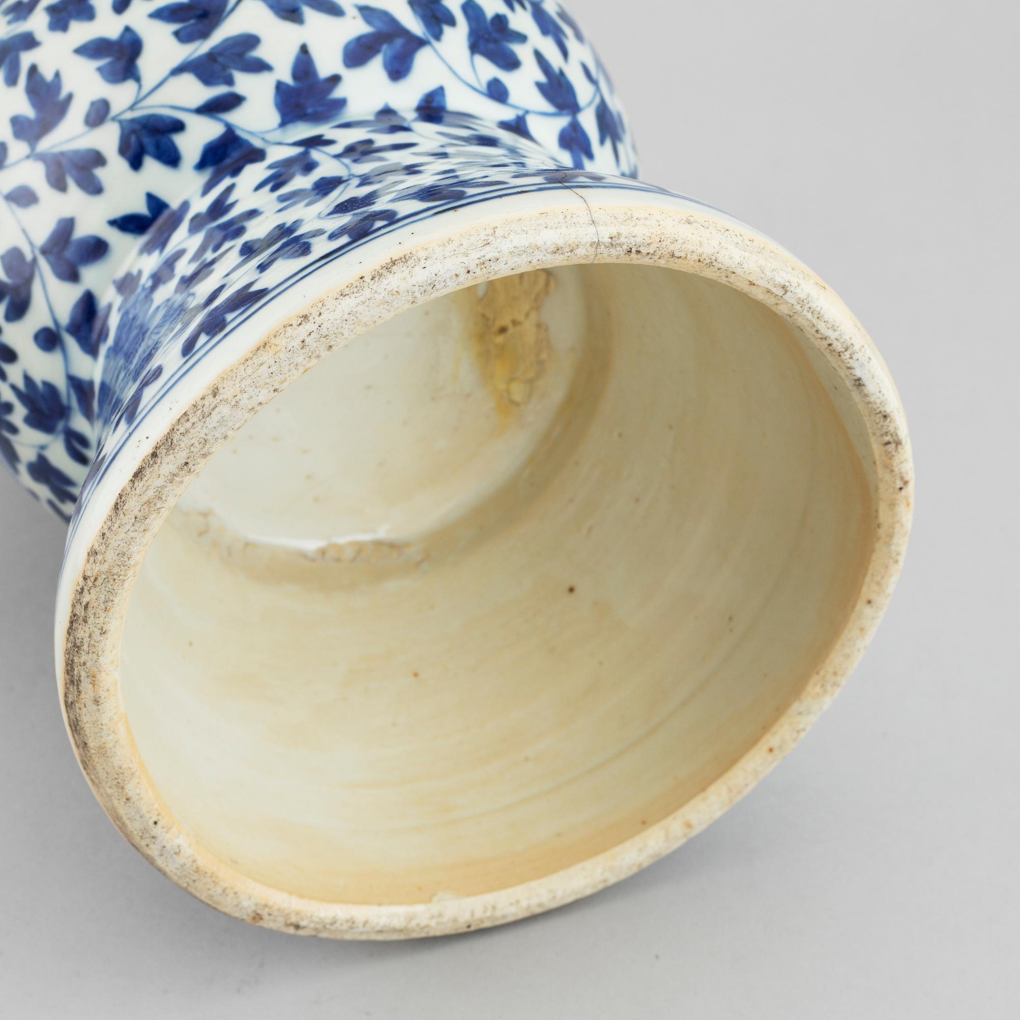 A large blue and white trumpet vase, Qing dynasty, 19th century.