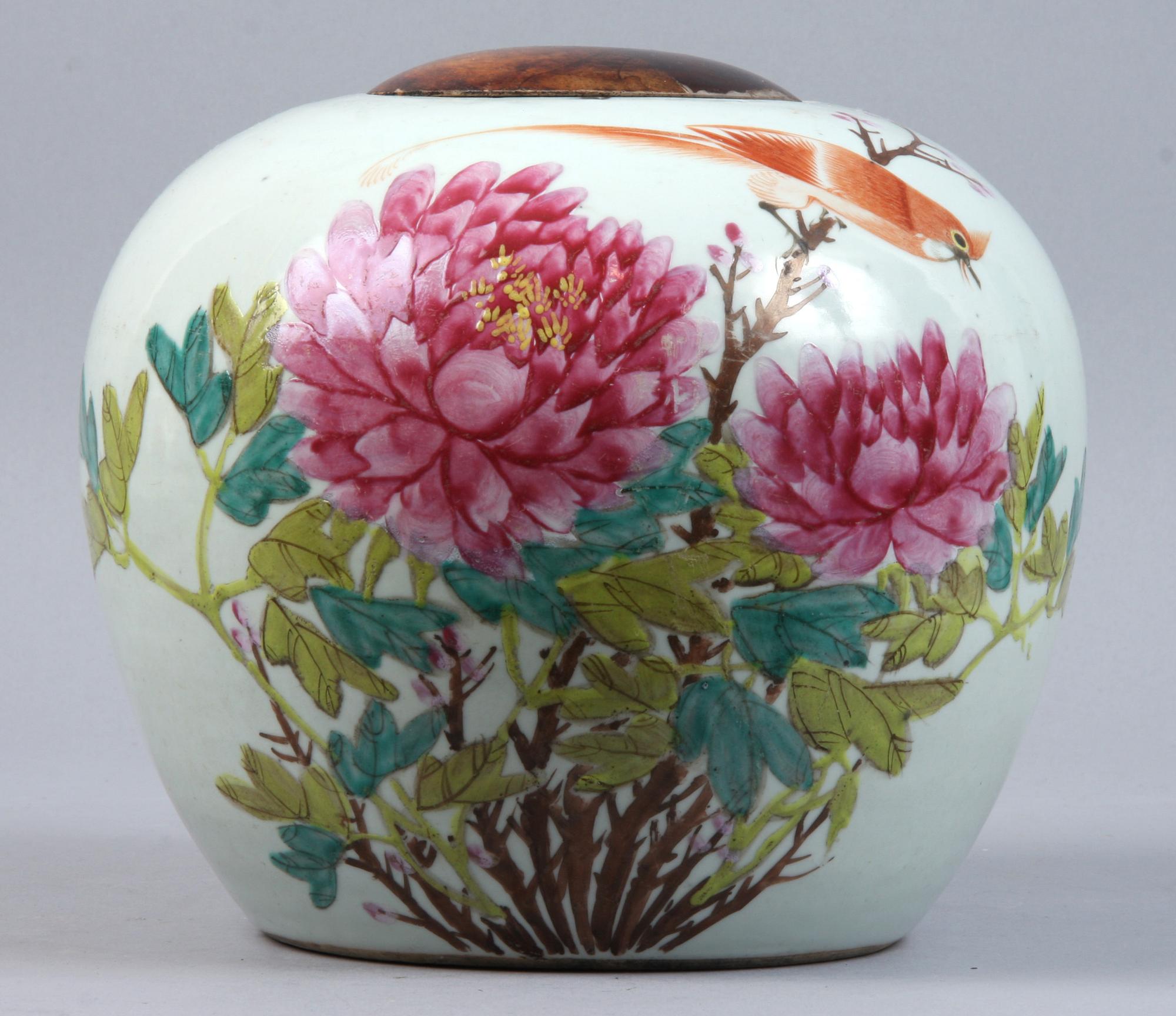 URNA samt BOJAN, porslin, Kina, 1800/1900-tal.