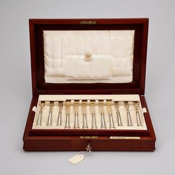 FISKBESTICK, 24 delar, silver samt pärlemor, George Hape, Sheffield, England, 1899. Totalvikt: 1109 gram.