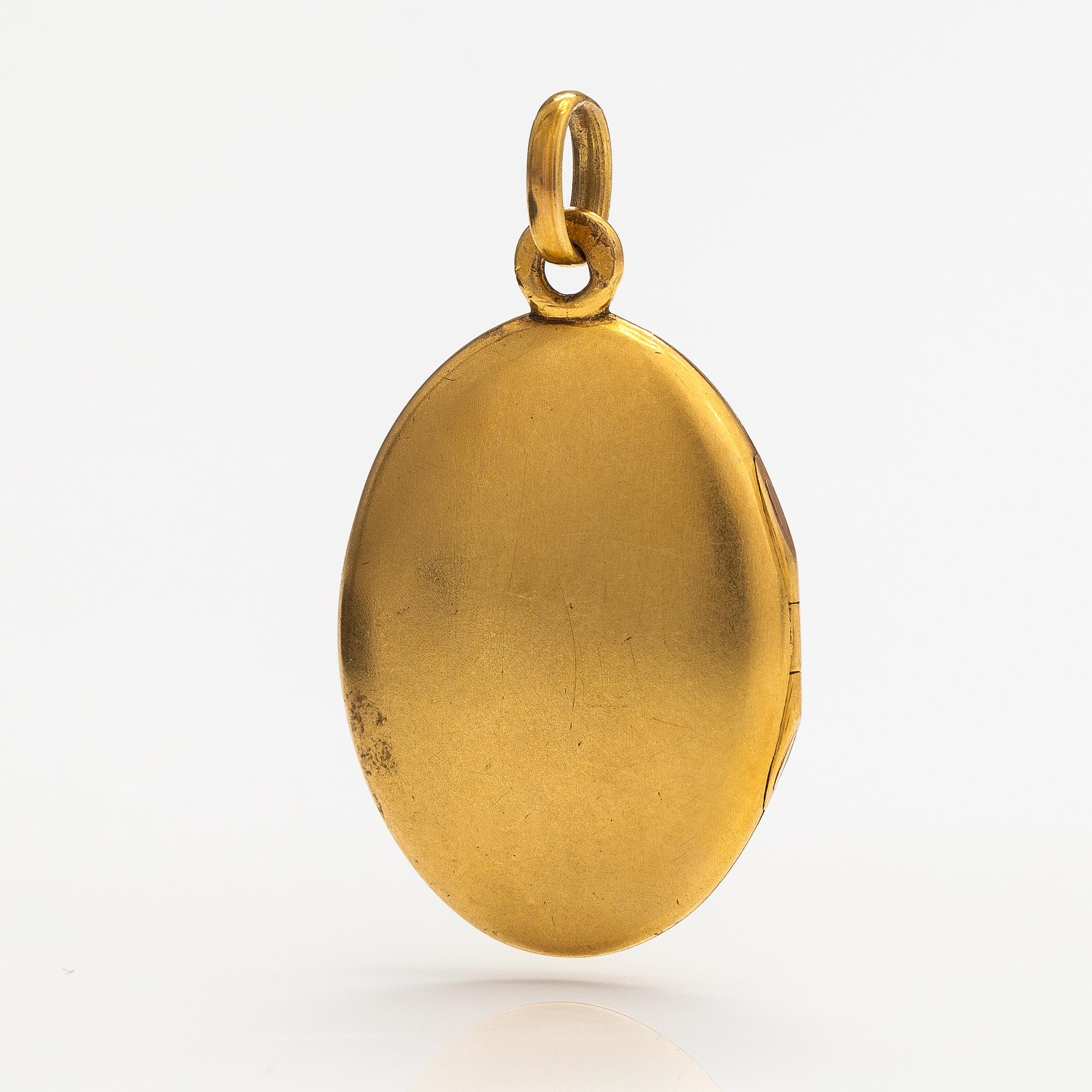 Medaljonki, 14K kultaa, rubiini ja denamtoiidigranaatti. Pietari, 1908-26.