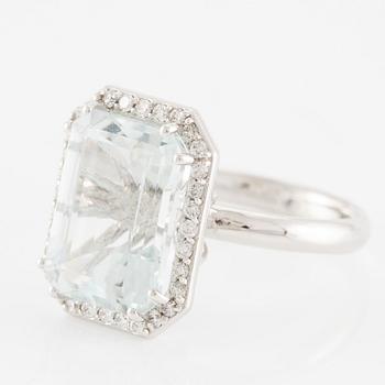 Ring, cocktail ring, 14K white gold with emerald-cut aquamarine and brilliant-cut diamonds.