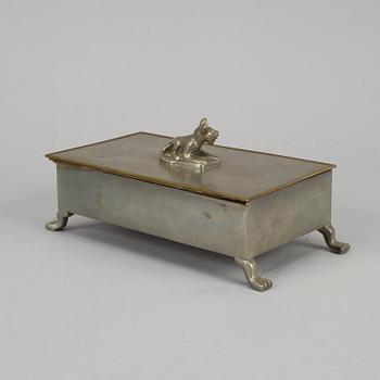 Firma Svenskt Tenn, skrin med lock, tenn, Stockholm 1928.