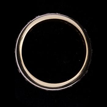 RING, 18K guld, 22 st briljantslipade diamanter tot. ca 0,22 ct. Vikt 13,2 g.