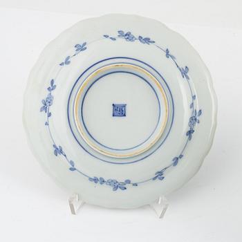 A set of six Japanese imari verte dishes, Meiji period (1868-1912).
