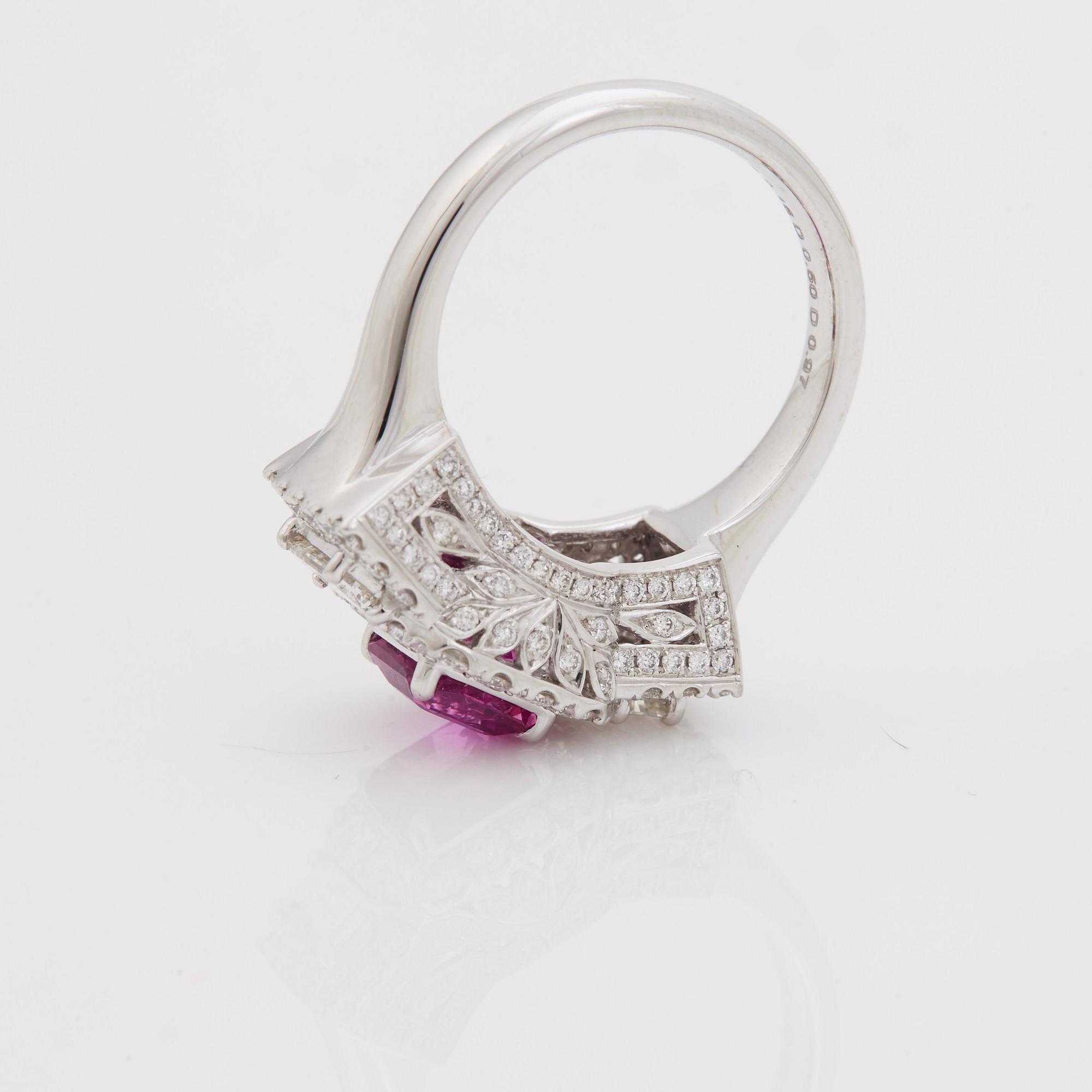 A intense pink sapphire, brilliant- and baguette cut diamond ring.