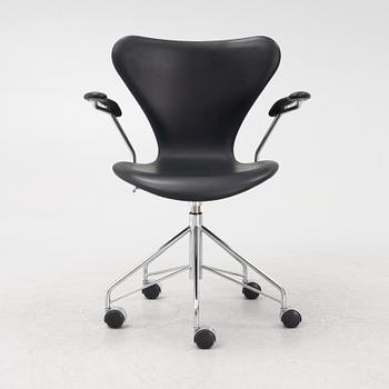 Arne Jacobsen, skrivbordsstol, "Sjuan", Fritz Hansen, Danmark, 2018.