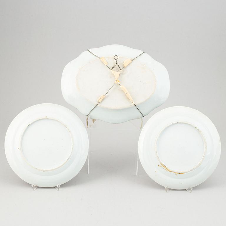 A blue and white export dish and two famille rose dinner plates, Qing dynasty 18th/19th Century.