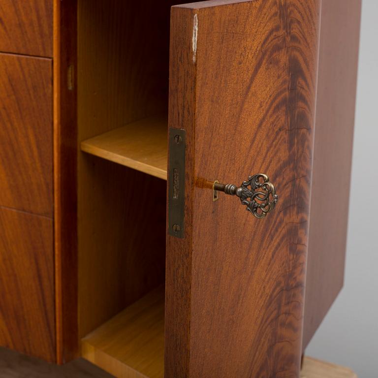 A 1946 mahogany veneer sideboard from Svenska Möbelindustrier.