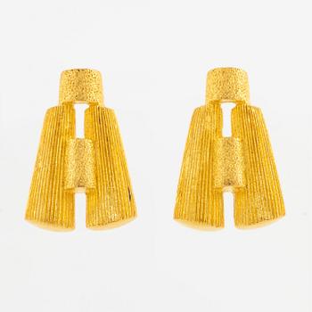 Garnityr av guldsmycken, en collier (14K), ett armband (18K), ett par örhängen (14K) och en ring (14K).