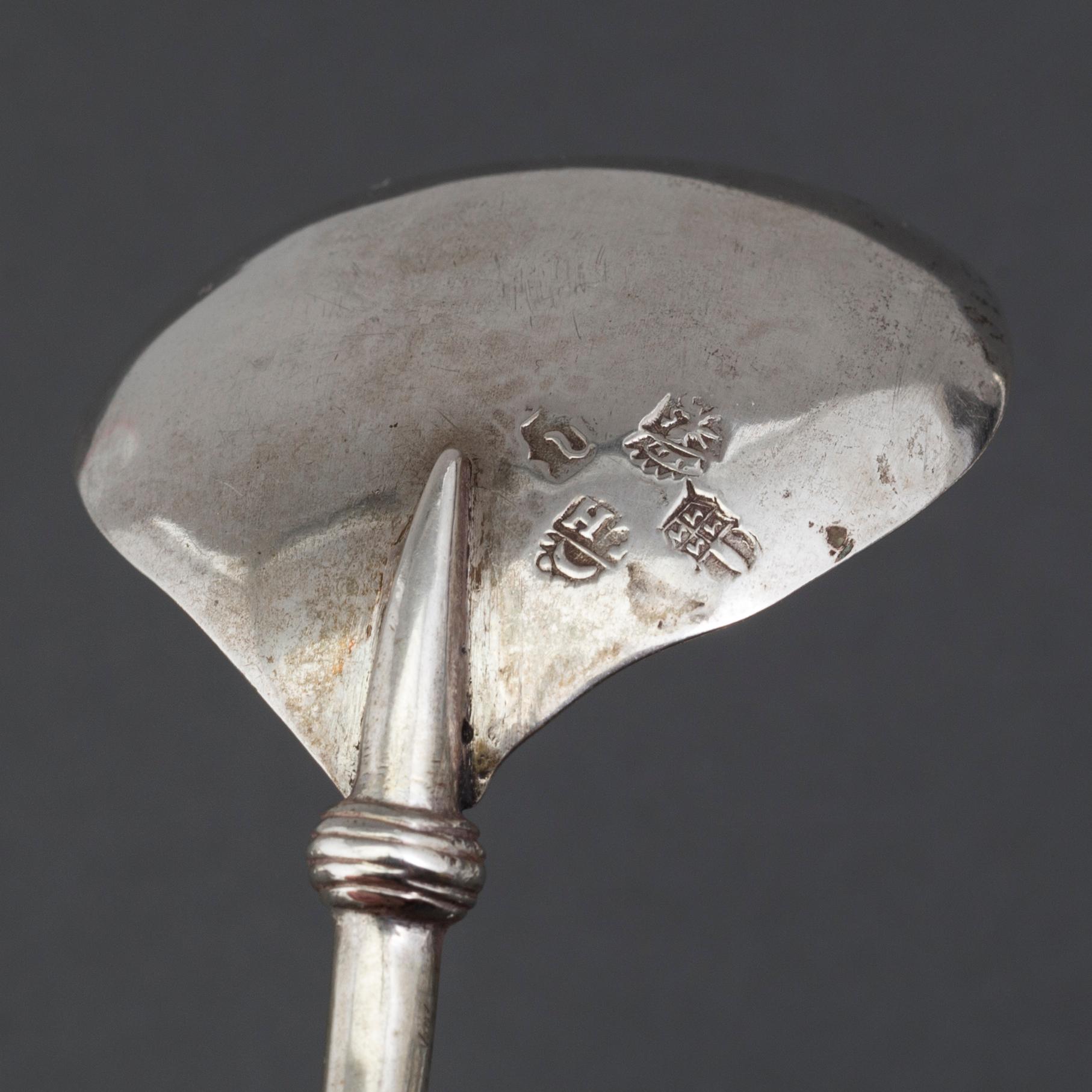 Skedar med druvknopp, 3 st, silver, icke identifierade stämplar, Holland 1600-tal och 1700-tal.