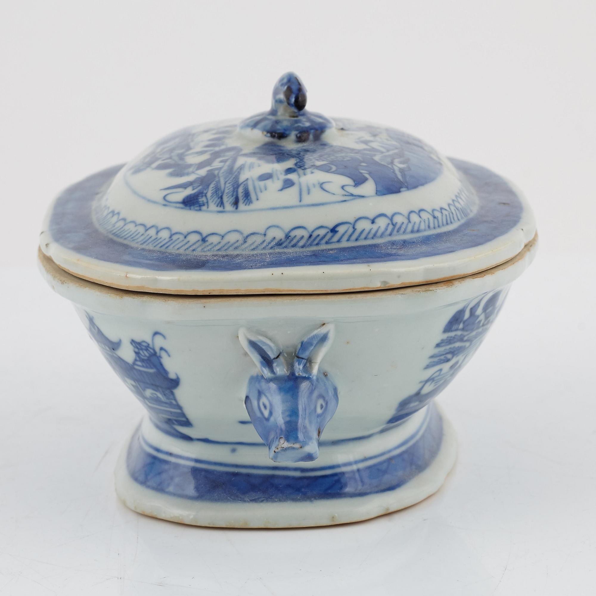 Terrin med lock, tallrik och smörterrin med lock och fat, porslin, Kina, 1700- och 1800-tal.