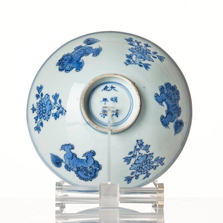 A blue and white Transitional bowl, 17th Century.