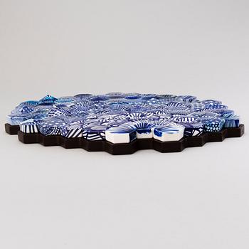 HEINI RIITAHUHTA, hexagon reliefi, posliinia, "Sade", signeerattu Heini Riitahuhta 2015-2019.