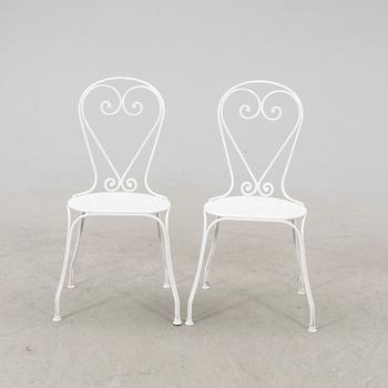 A tabe and two chairs from Byarum later part of the 20th century.
