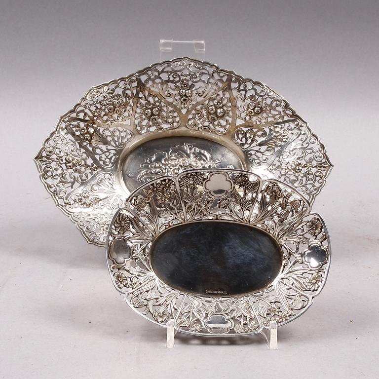 KORGFAT, 2 st, silver. Rokokostil, bla GEWE. 1900-talets senare del.