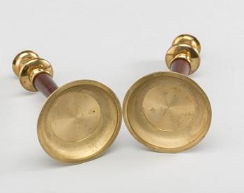 LJUSSTAKAR, ett par. Mässing. Skultuna no 1607.