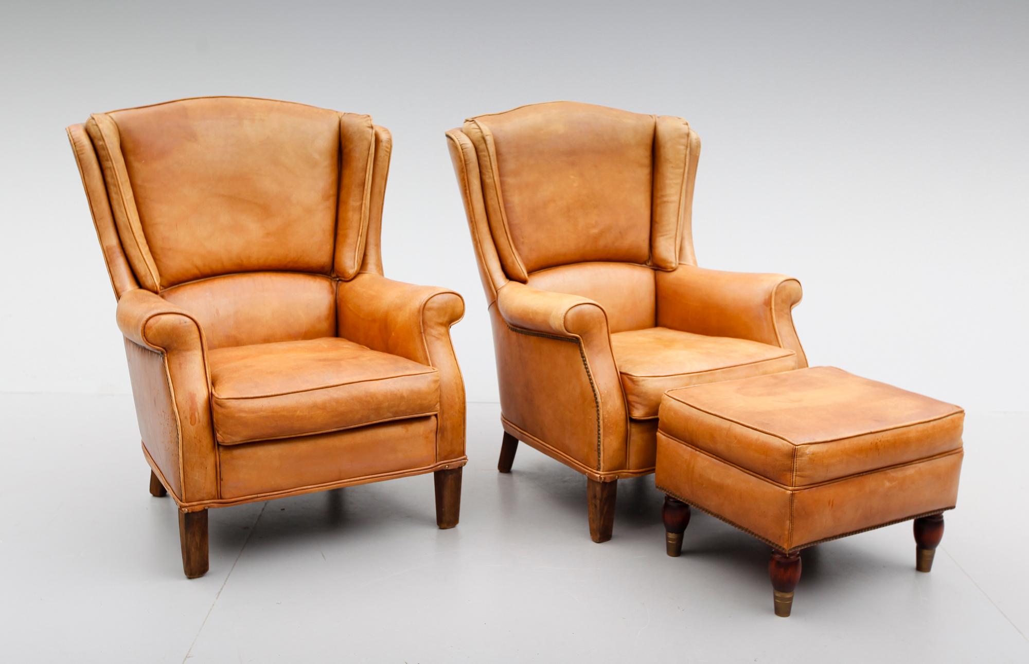 ÖRONLAPPSFÅTÖLJER OCH FOTPALL, 3 delar, 1900-talets andra hälft.