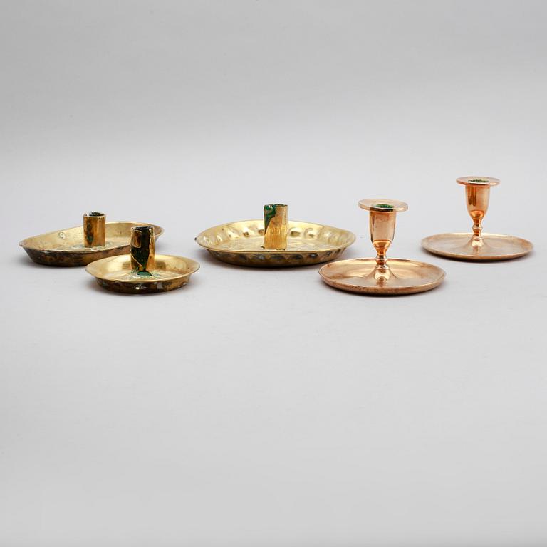 SAMLING LJUSPLÅTAR OCH LJUSSTAKAR, 5 st, mässing, 1700-tal.