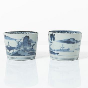 Koppar med fat, 2 stycken samt koppar, 2 stycken. porslin Kina 1700/1800-tal.