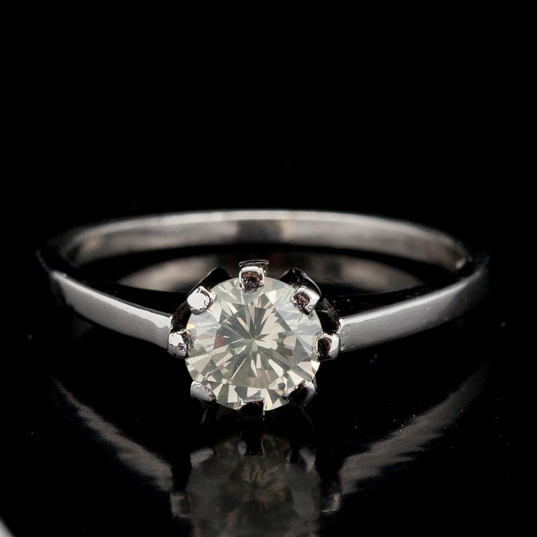 RING, briljantslipad diamant 0.85 ct. L/P2, platina. Ringskenan A. Tillander. Vikt 4,5 g.